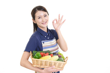 野菜を持つ女性