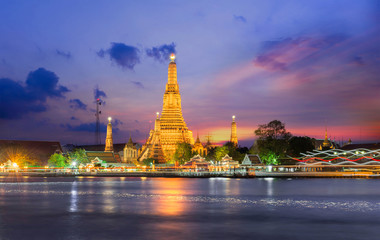 Naklejka premium Sunset Wat Arun w Bangkoku
