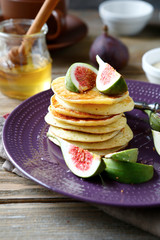 Pancakes with figs and honey