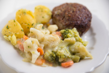 Frikadelle mit Kartoffeln
