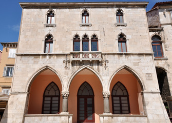 Fototapeta na wymiar Venetian windows on a building in Split, Croatia