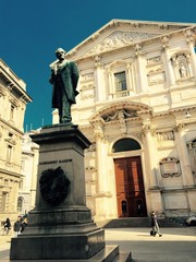 Obraz premium Milano, Piazza San Fedele e Monumento Alessandro Manzoni