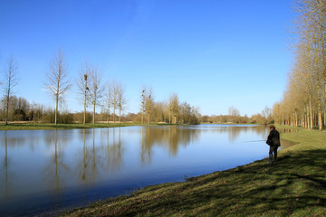 pêcheur au bord d'un étang
