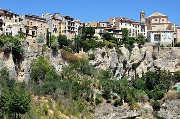 Fototapeta na wymiar Cuenca houses situated on the cliff