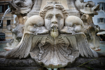 Fototapeta na wymiar Roma. Fontana di piazza della Rotonda. Mascherone