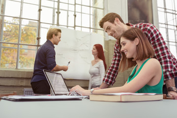 studenten an der uni arbeiten zusammen
