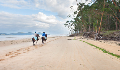 Pareja en caballo