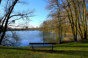 banc pr&egrave;s d'un &eacute;tang