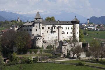 Fototapeta na wymiar Castello di Presule e paese di Castelrotto