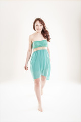 Junge Frau im Sommerkleid