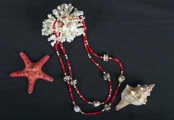 коралловые бусы