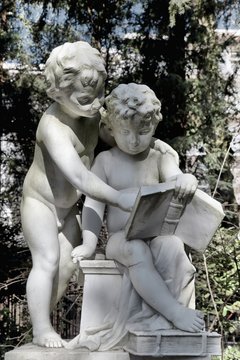 Gustav Freytag Denkmal (Detail) im Wiesbadener Kurpark, Detail. (M&auml;rz 2015)