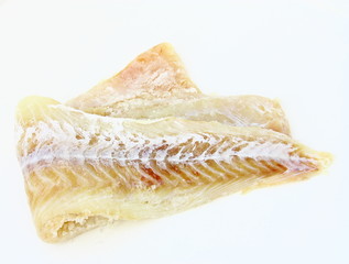 filet de morue salée isolé fond blanc