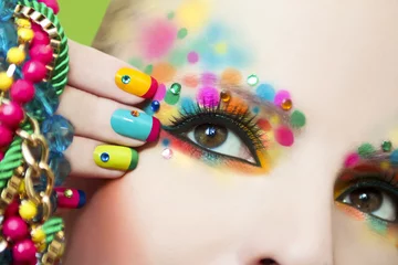 Fotobehang Разноцветный маникюр и макияж. © marigo