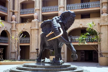 Foto op Plexiglas standbeeld van een Afrikaanse olifant, Sun City © vladislav333222