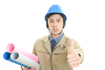 ガッツポーズの作業員