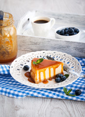 Cheesecake with caramel sauce