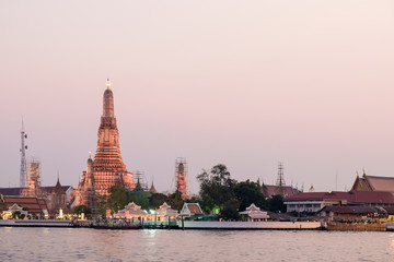Naklejka premium Wat arun in twilight time