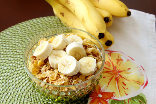 Breakfast cereal with bananas