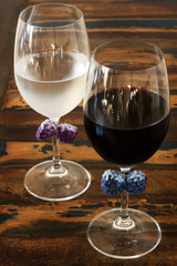 Idea of decoration: Colorful crochet bow on glasses for not mix
