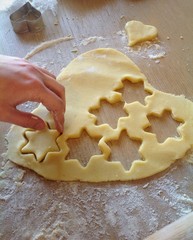Preparazione biscotti a forma di stelle.