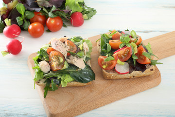 fette di pane con insalata pomodori e tonno