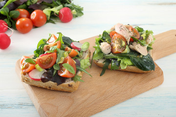 fette di pane con insalata pomodori e tonno