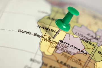Foto op Plexiglas Locatie Namibië. Groene pin op de kaart. © Zerophoto