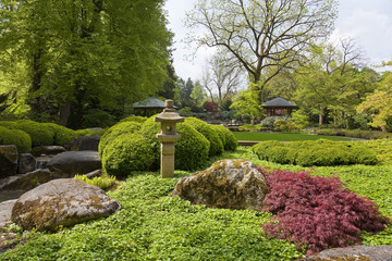 Japanischer Garten mit Skulptur