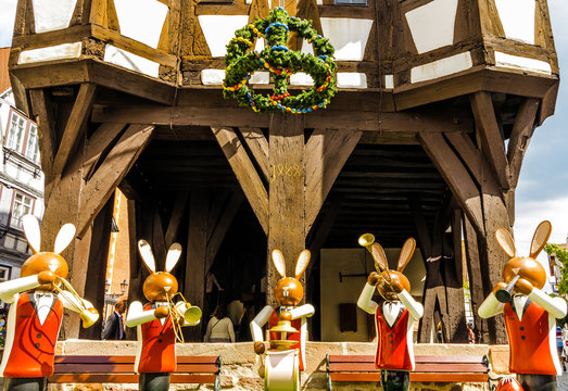 Osterhasen vor dem Rathaus in Michelstadt, Odenwald