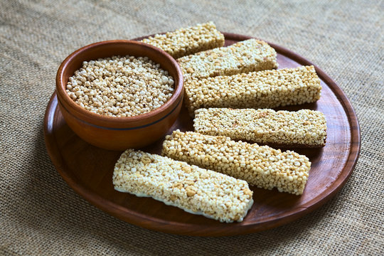 Popped quinoa seeds and quinoa cereal bars