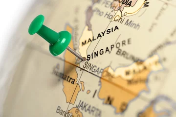 Fototapeten Standort Singapur. Grüner Stift auf der Karte. © Zerophoto