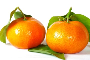 Mandarinen mit Blättern