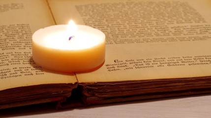Altes Märchenbuch mit Kerze