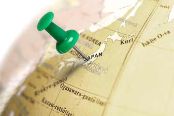 Naklejka premium Location Japan. Green pin on the map.