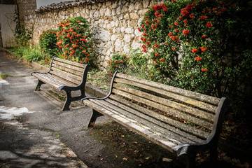 bancs dans un vieux village