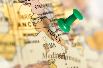 Photo sur Plexiglas Lieux européens Localisation Italie. Broche verte sur la carte.