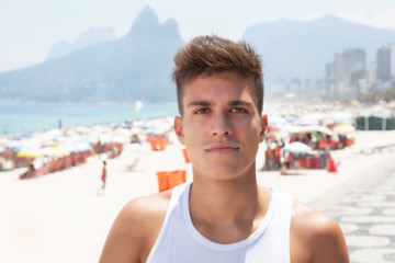 Fototapeta na wymiar Portrait eines sportlichen jungen Mannes am Strand von Ipanema