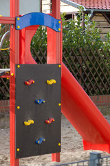 Klettergerüst mit Rutsche auf einem Spielplatz