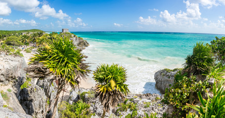Riesiges Panorama des karibischen Paradieses Tulum und der Maya-Ruinen. Reisen