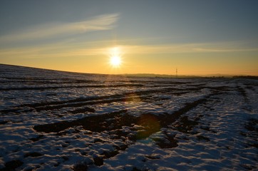 Sonnenuntergang über Feld im Winter