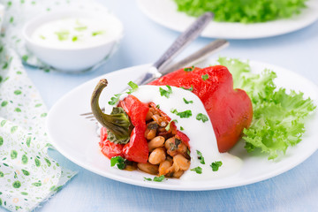 Red pepper stuffed with white beans