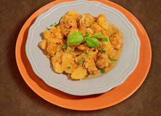 Spezzatino di vitello con patate ed erbe aromatiche