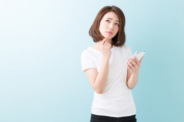スマートフォンを見る女性