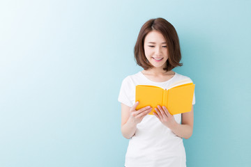 本を読む女性