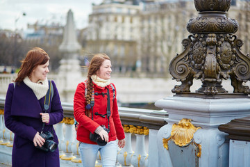 Fototapeta premium Friends in Paris on the Pont Alexandre III