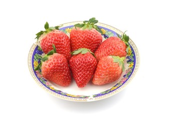 皿のイチゴ六粒