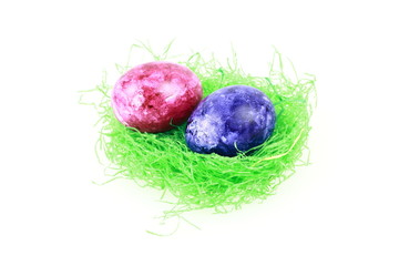 Osternest mit 2 bunten Eiern
