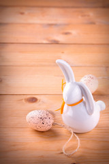 Osterhase aus Keramik mit Osterei