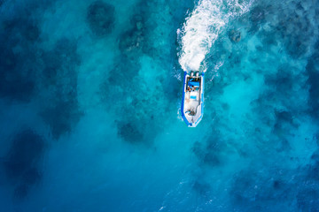 Schnellboot auf dem azurblauen Meer